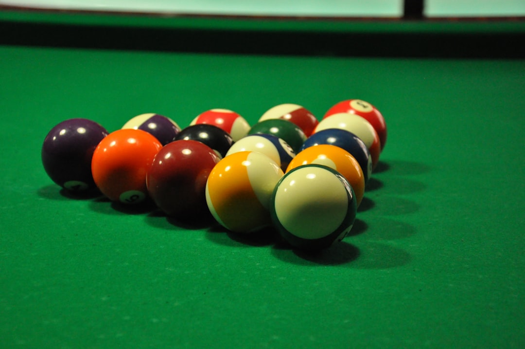 Tournoi de belote dans une salle communale française